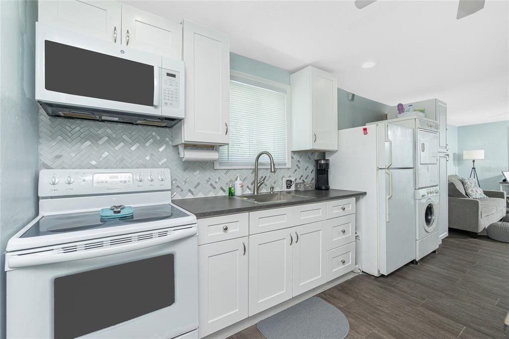 Active With Contract: $210,000 (2 beds, 1 baths, 720 Square Feet)