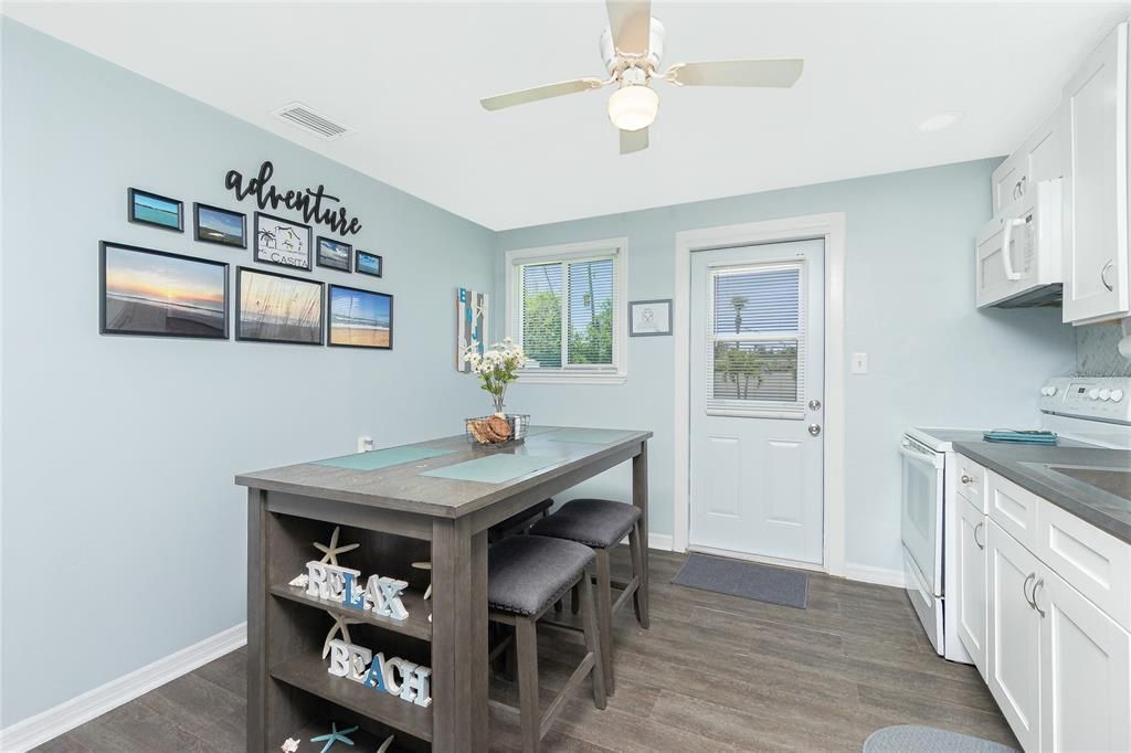 Active With Contract: $210,000 (2 beds, 1 baths, 720 Square Feet)