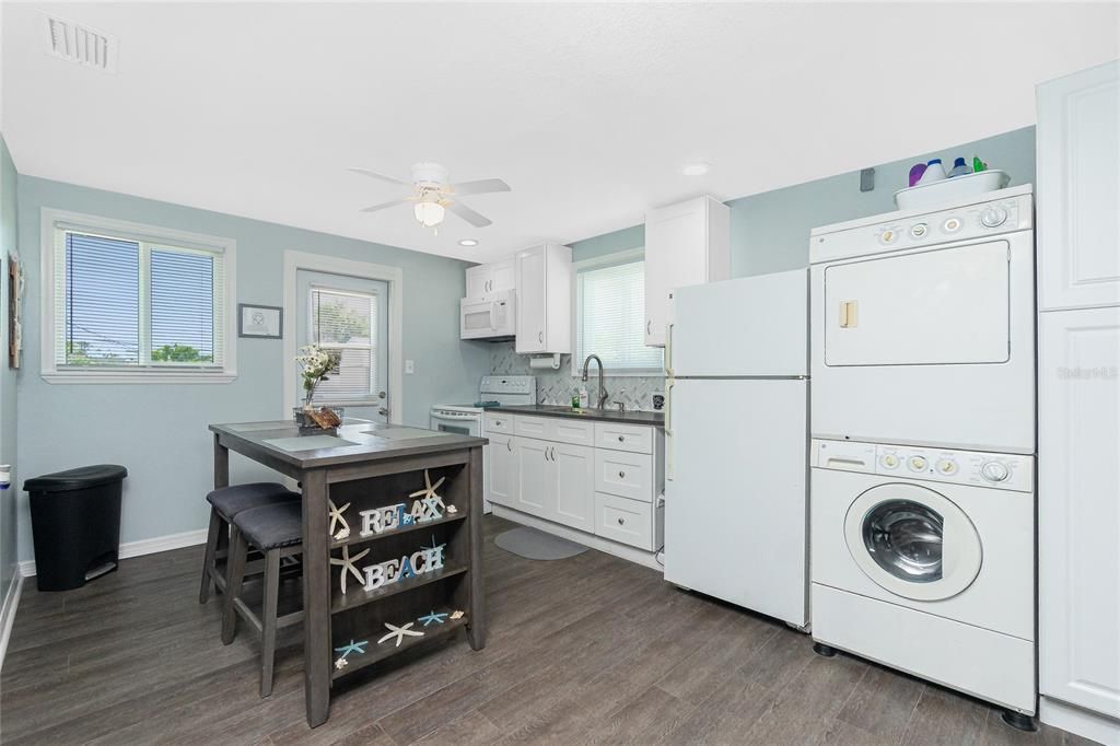 Active With Contract: $210,000 (2 beds, 1 baths, 720 Square Feet)