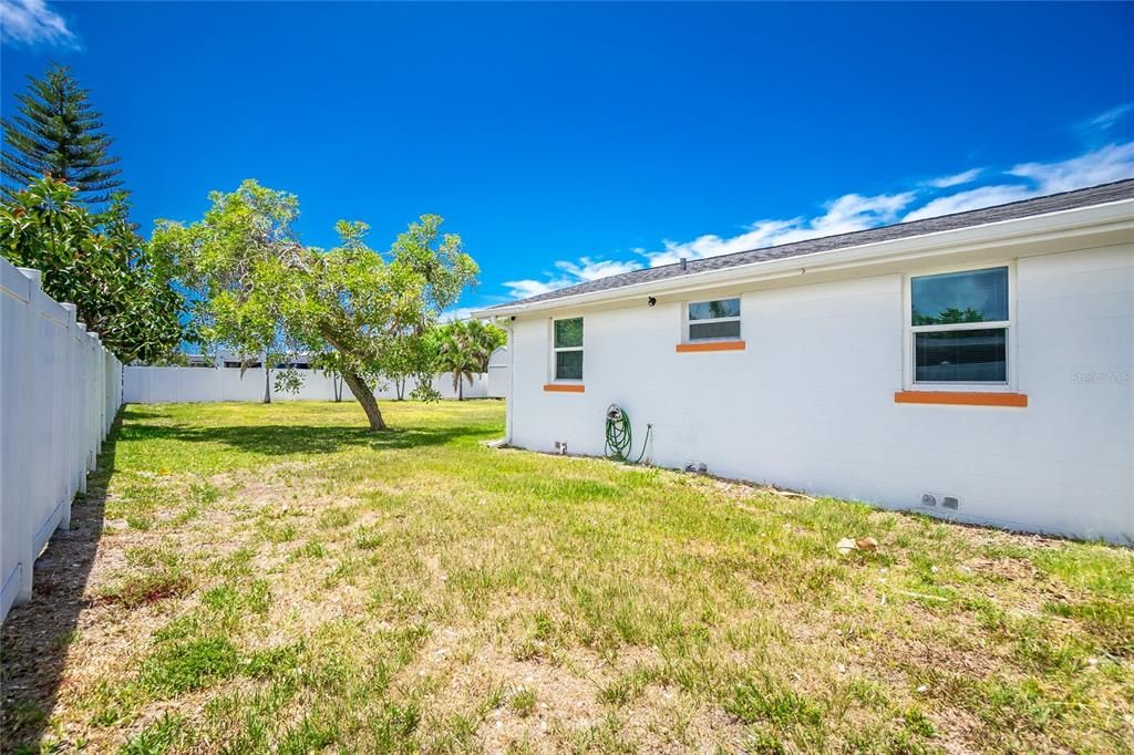 Active With Contract: $210,000 (2 beds, 1 baths, 720 Square Feet)