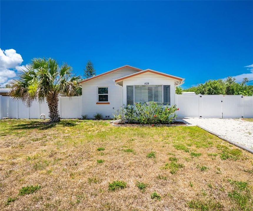 Active With Contract: $210,000 (2 beds, 1 baths, 720 Square Feet)