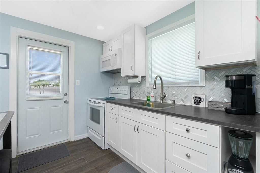 Active With Contract: $210,000 (2 beds, 1 baths, 720 Square Feet)