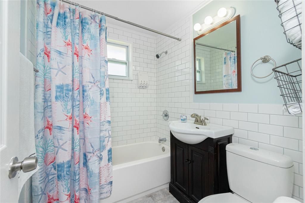 Active With Contract: $210,000 (2 beds, 1 baths, 720 Square Feet)