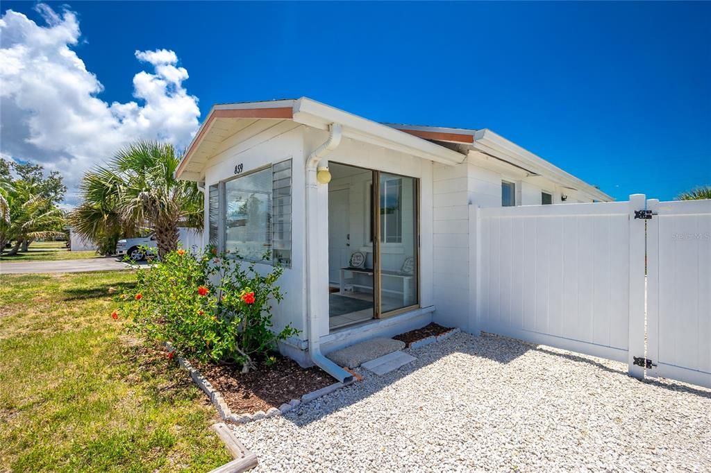 Active With Contract: $210,000 (2 beds, 1 baths, 720 Square Feet)