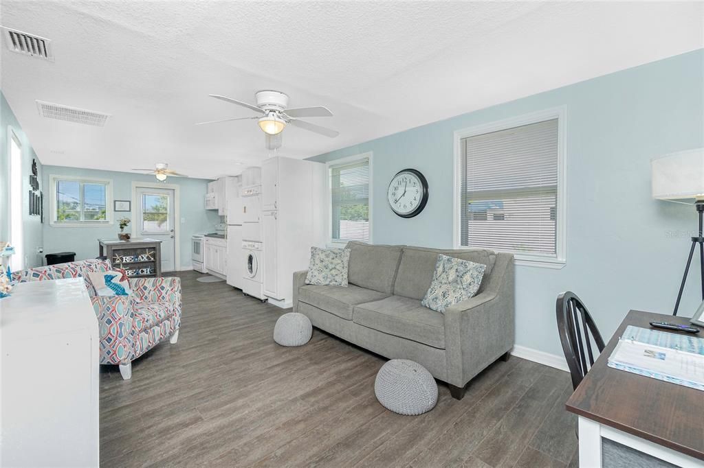 Active With Contract: $210,000 (2 beds, 1 baths, 720 Square Feet)