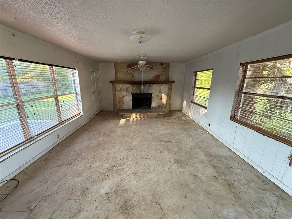 Active With Contract: $449,900 (3 beds, 2 baths, 1685 Square Feet)