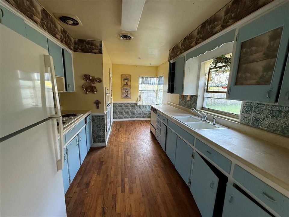 Active With Contract: $449,900 (3 beds, 2 baths, 1685 Square Feet)