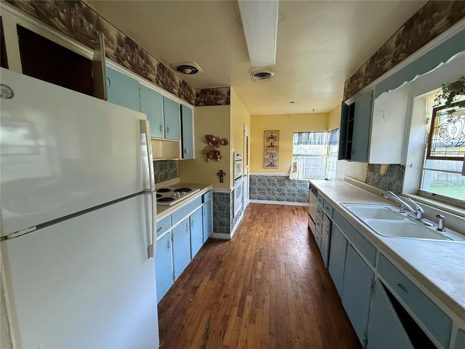 Active With Contract: $449,900 (3 beds, 2 baths, 1685 Square Feet)