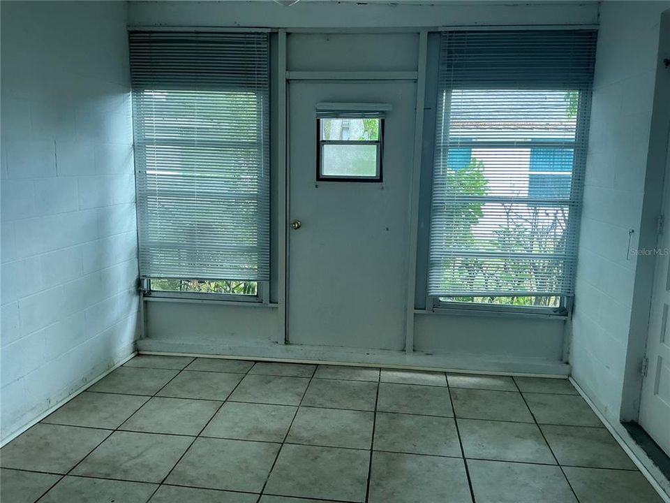 待售: $104,900 (2 贝兹, 1 浴室, 850 平方英尺)