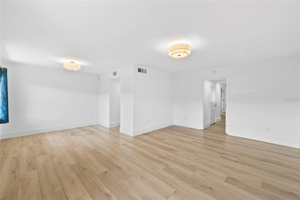 For Rent: $1,850 (1 beds, 1 baths, 930 Square Feet)