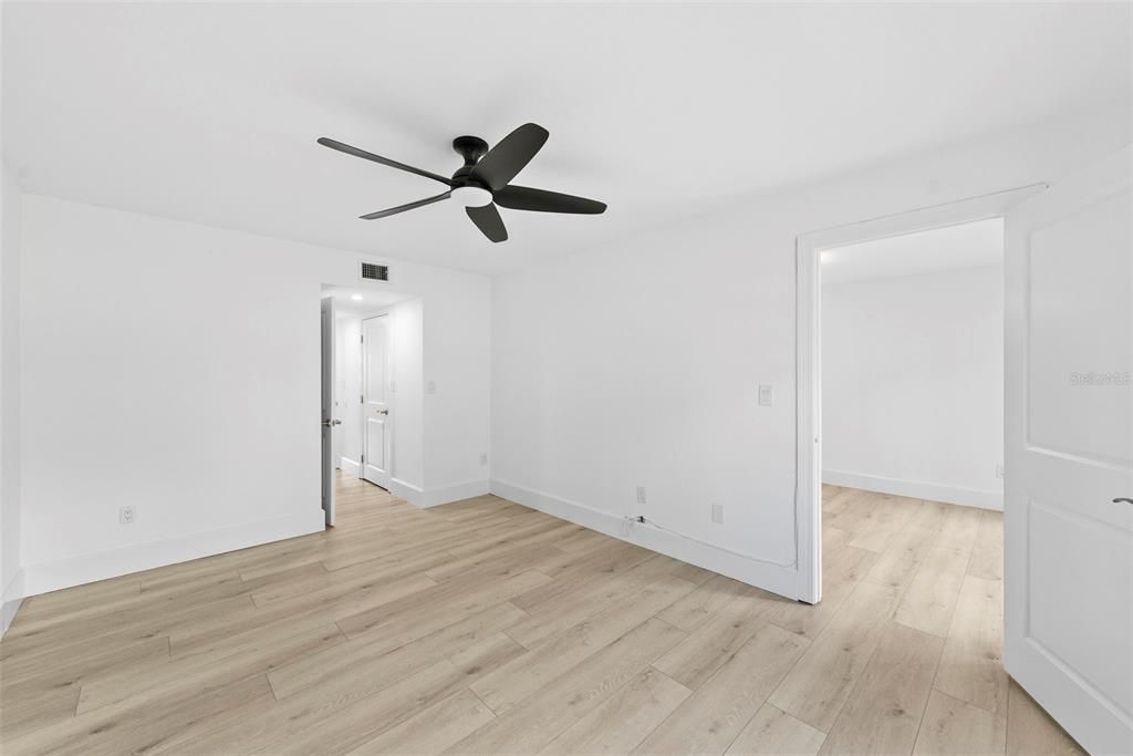 For Rent: $1,850 (1 beds, 1 baths, 930 Square Feet)