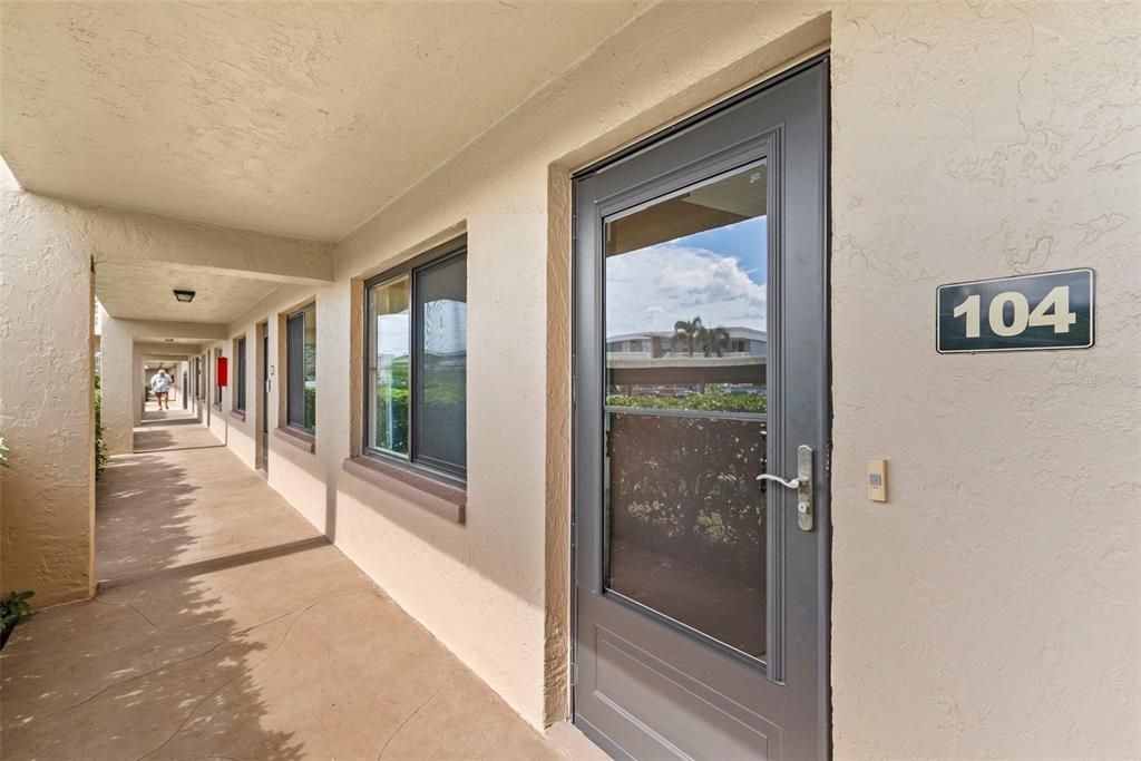 For Rent: $1,850 (1 beds, 1 baths, 930 Square Feet)