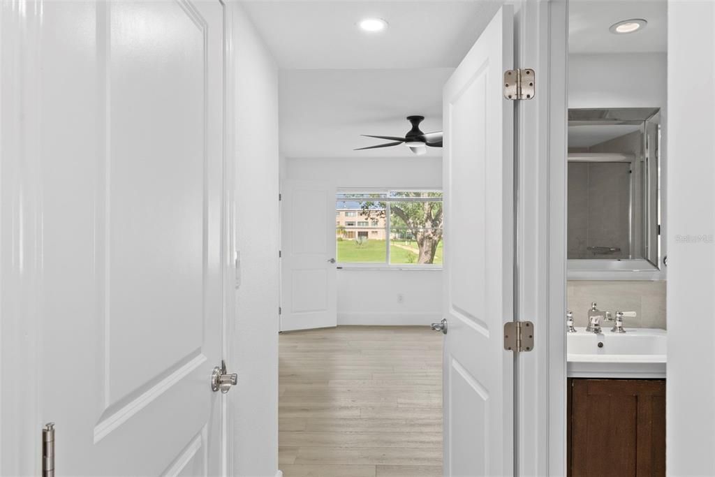 For Rent: $1,850 (1 beds, 1 baths, 930 Square Feet)