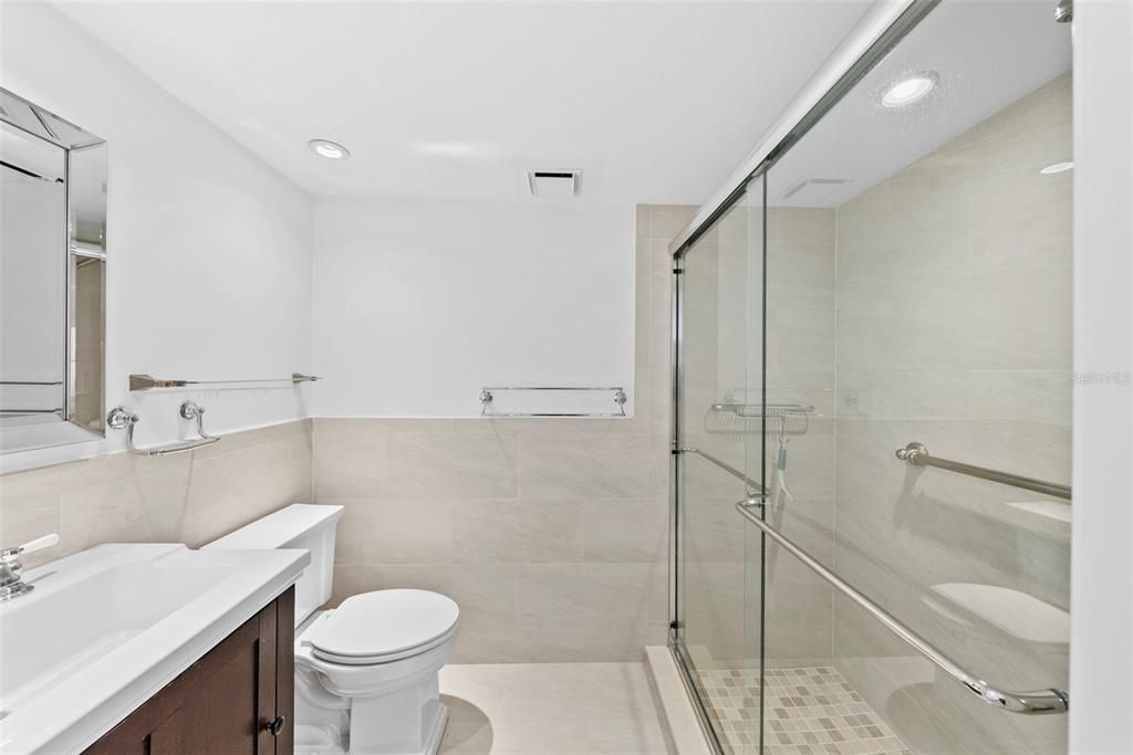 For Rent: $1,850 (1 beds, 1 baths, 930 Square Feet)