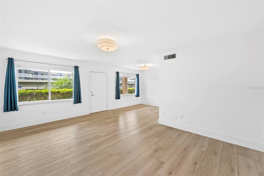 For Rent: $1,850 (1 beds, 1 baths, 930 Square Feet)