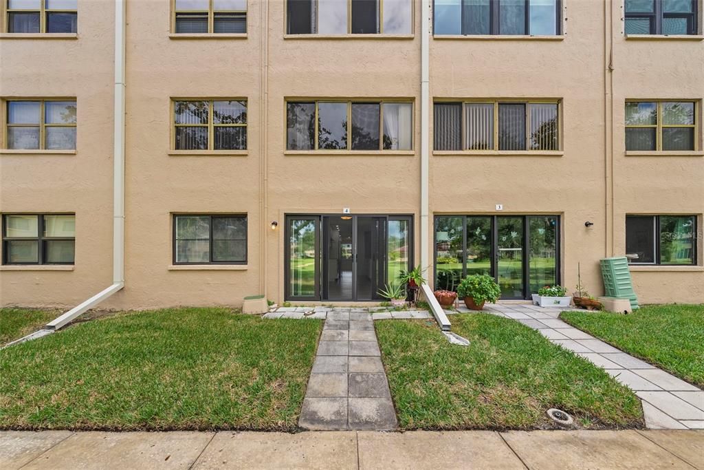 For Rent: $1,850 (1 beds, 1 baths, 930 Square Feet)