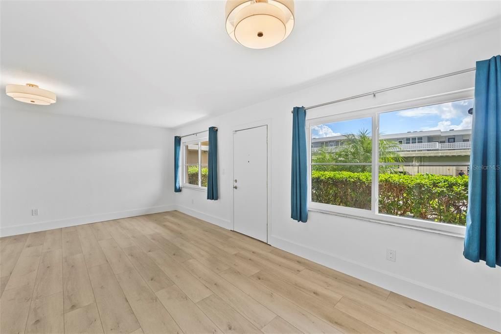 For Rent: $1,850 (1 beds, 1 baths, 930 Square Feet)