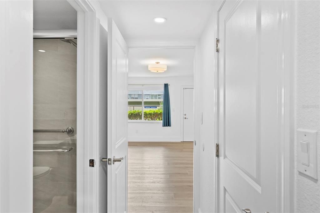 For Rent: $1,850 (1 beds, 1 baths, 930 Square Feet)