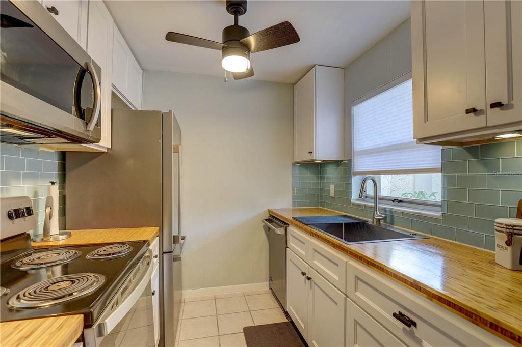 Active With Contract: $123,900 (1 beds, 1 baths, 640 Square Feet)