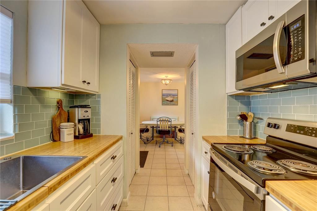 Active With Contract: $123,900 (1 beds, 1 baths, 640 Square Feet)