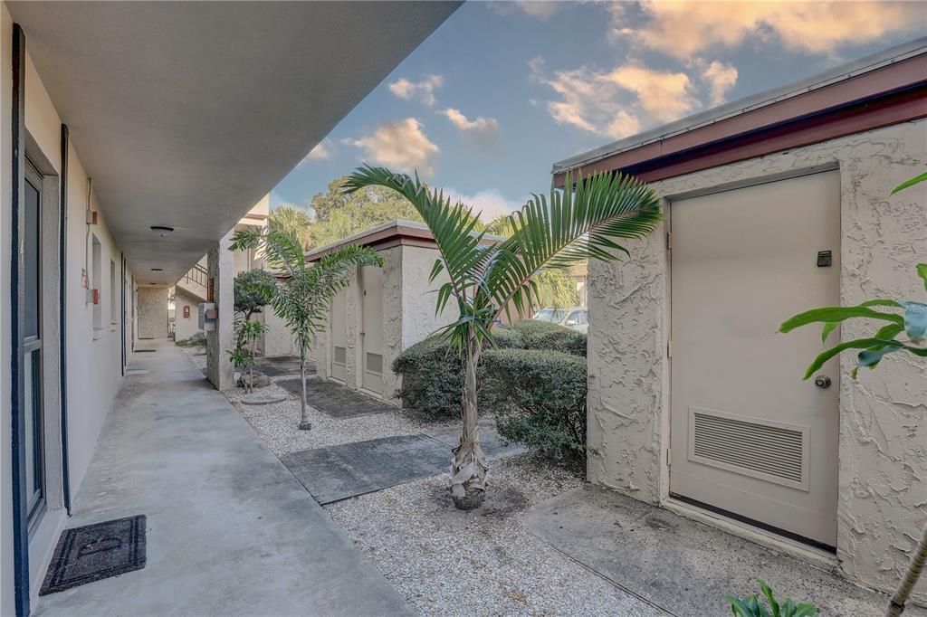 Active With Contract: $123,900 (1 beds, 1 baths, 640 Square Feet)