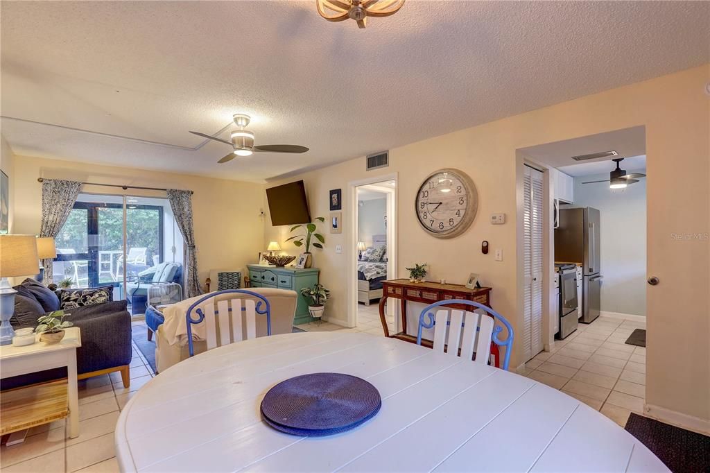 Active With Contract: $123,900 (1 beds, 1 baths, 640 Square Feet)