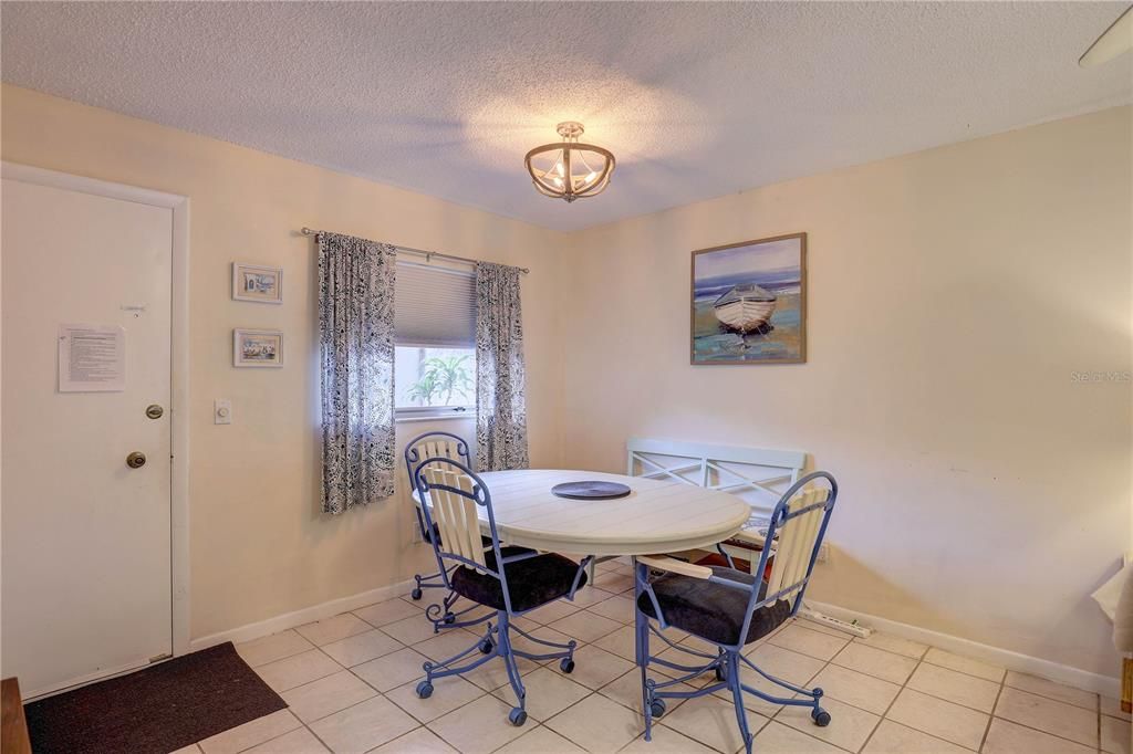 Active With Contract: $123,900 (1 beds, 1 baths, 640 Square Feet)