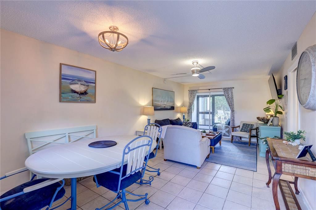 Active With Contract: $123,900 (1 beds, 1 baths, 640 Square Feet)