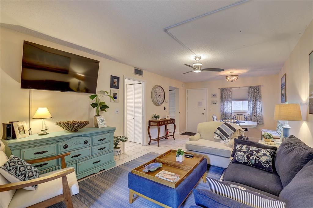 Active With Contract: $123,900 (1 beds, 1 baths, 640 Square Feet)