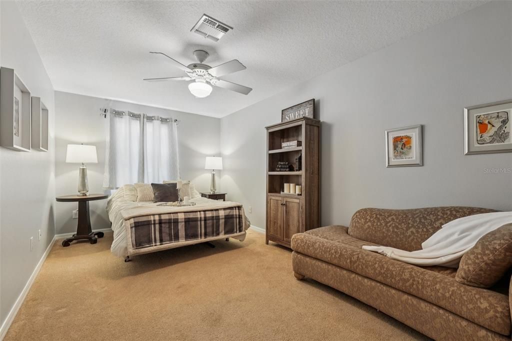 Activo con contrato: $599,999 (5 camas, 3 baños, 3445 Pies cuadrados)