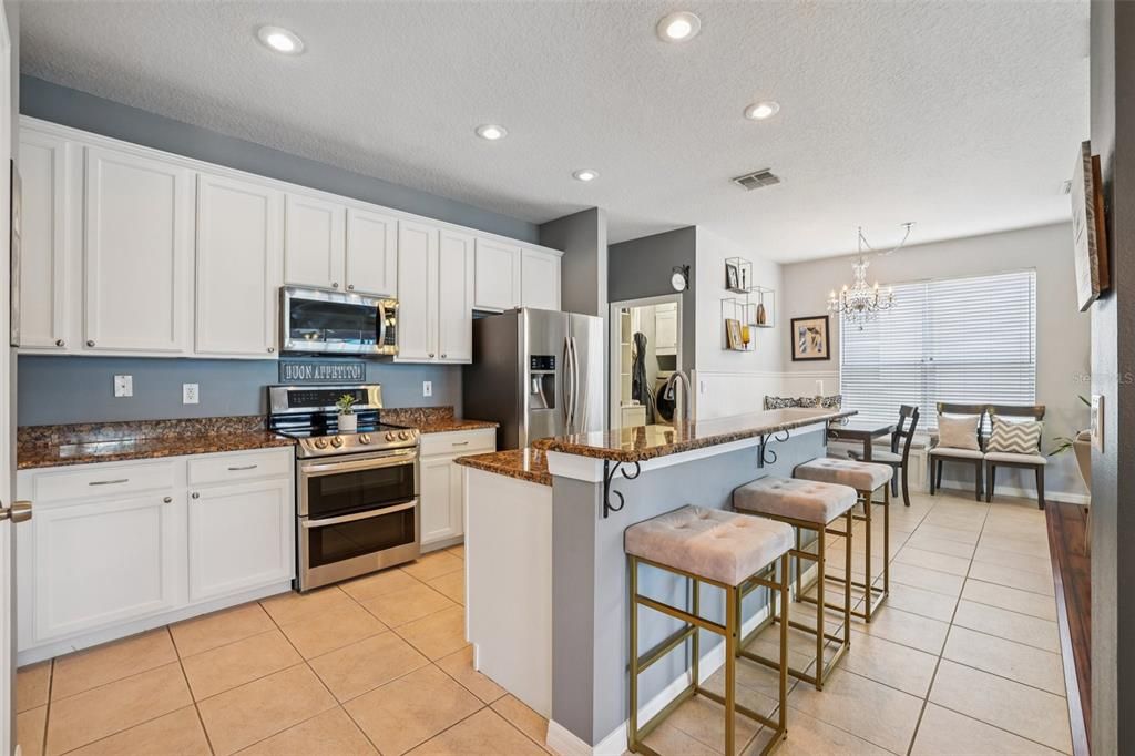 Activo con contrato: $599,999 (5 camas, 3 baños, 3445 Pies cuadrados)