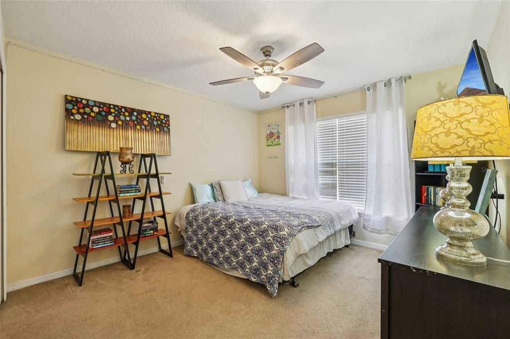 Activo con contrato: $599,999 (5 camas, 3 baños, 3445 Pies cuadrados)