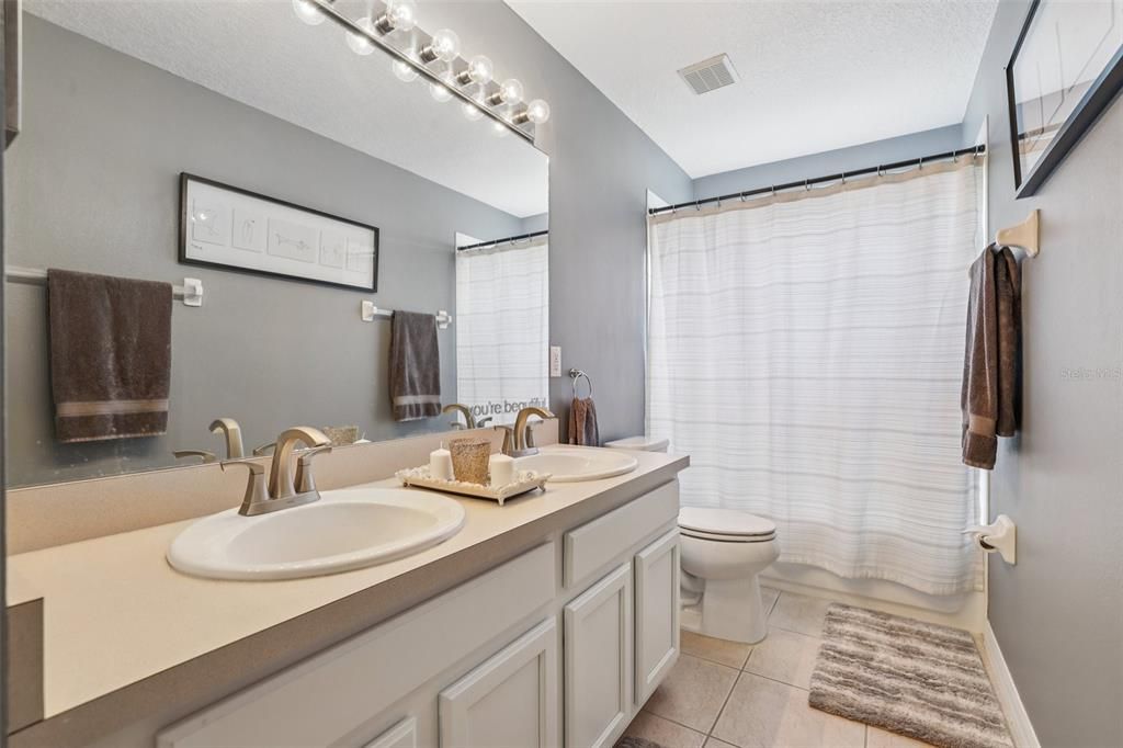 Activo con contrato: $599,999 (5 camas, 3 baños, 3445 Pies cuadrados)