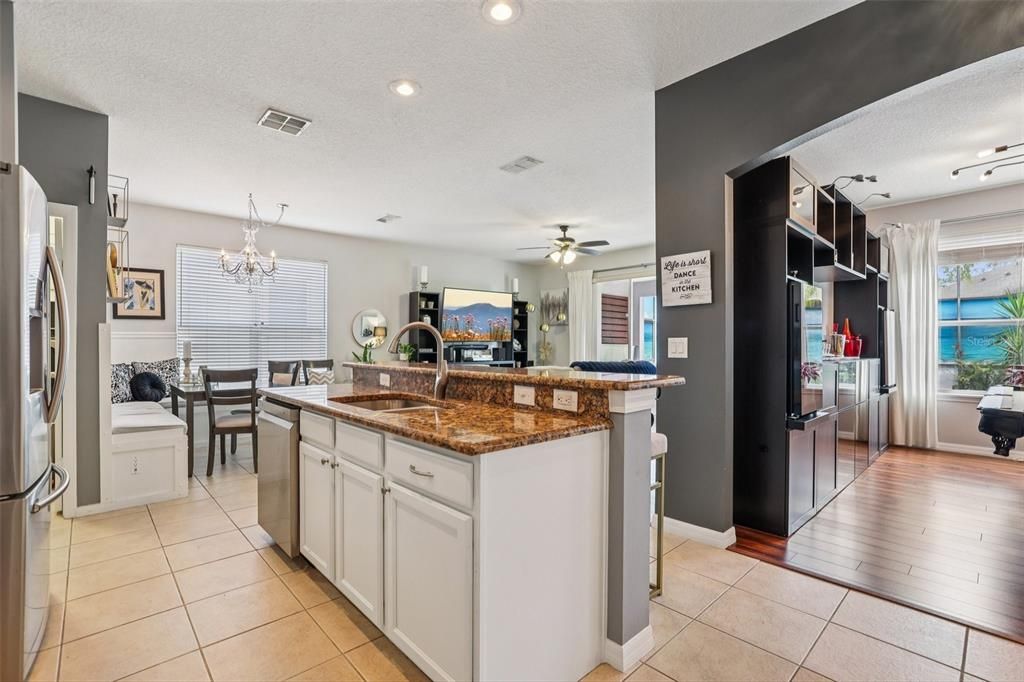 Activo con contrato: $599,999 (5 camas, 3 baños, 3445 Pies cuadrados)