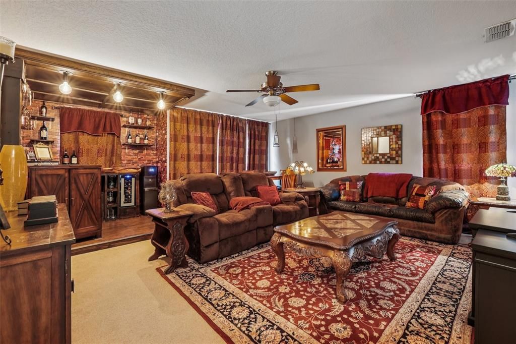 Activo con contrato: $599,999 (5 camas, 3 baños, 3445 Pies cuadrados)