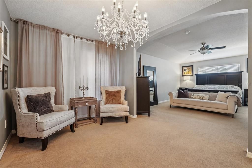 Activo con contrato: $599,999 (5 camas, 3 baños, 3445 Pies cuadrados)