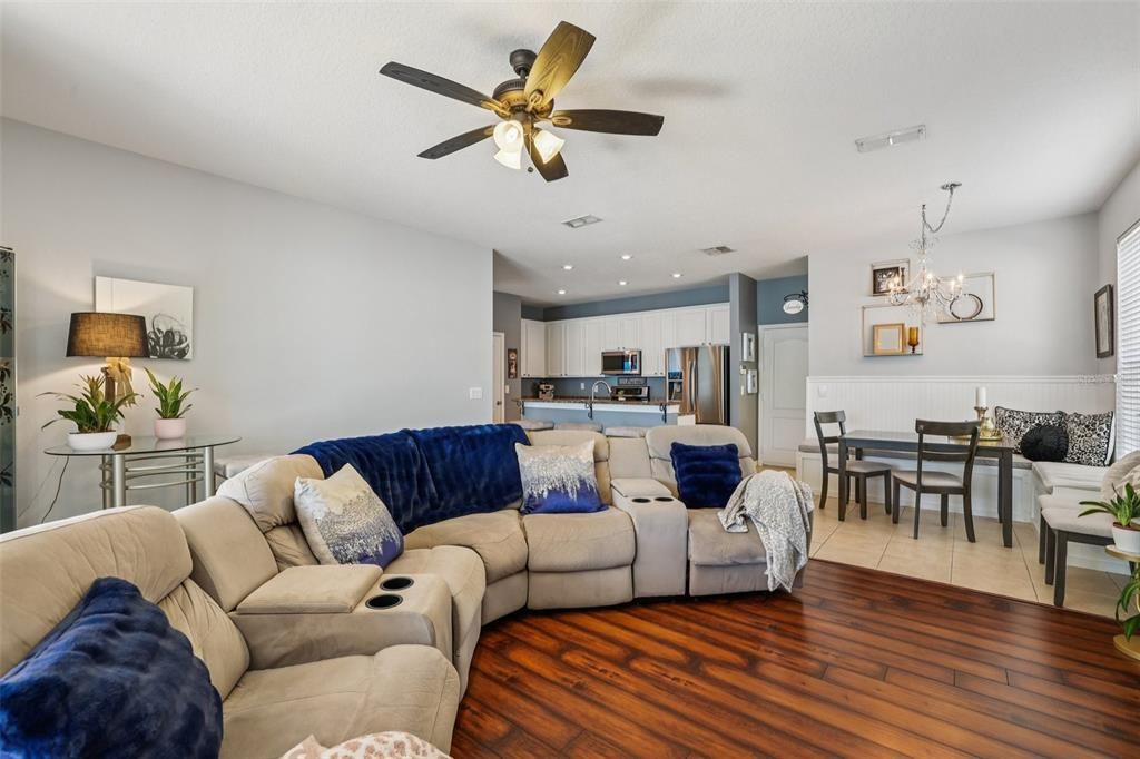 Activo con contrato: $599,999 (5 camas, 3 baños, 3445 Pies cuadrados)