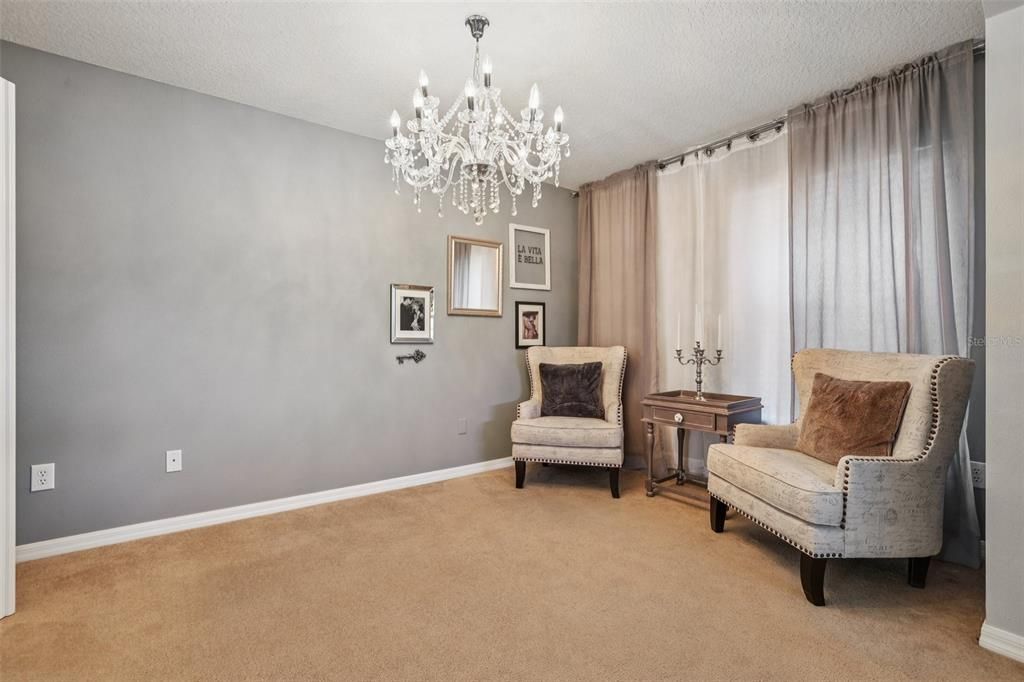 Activo con contrato: $599,999 (5 camas, 3 baños, 3445 Pies cuadrados)