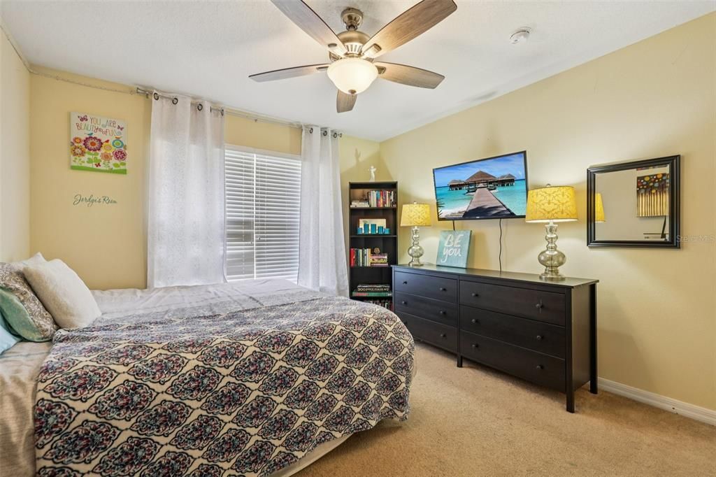 Activo con contrato: $599,999 (5 camas, 3 baños, 3445 Pies cuadrados)