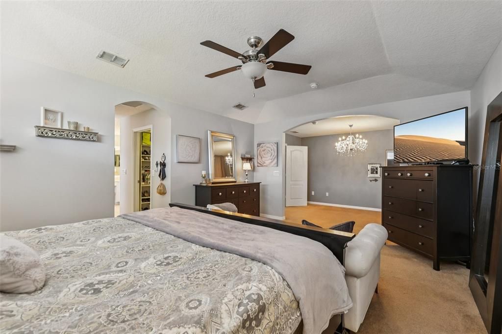 Activo con contrato: $599,999 (5 camas, 3 baños, 3445 Pies cuadrados)