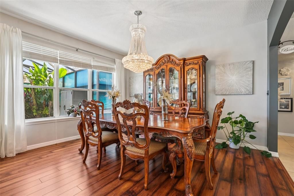 Activo con contrato: $599,999 (5 camas, 3 baños, 3445 Pies cuadrados)