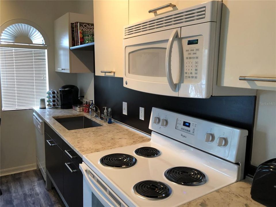 For Sale: $179,000 (1 beds, 1 baths, 677 Square Feet)