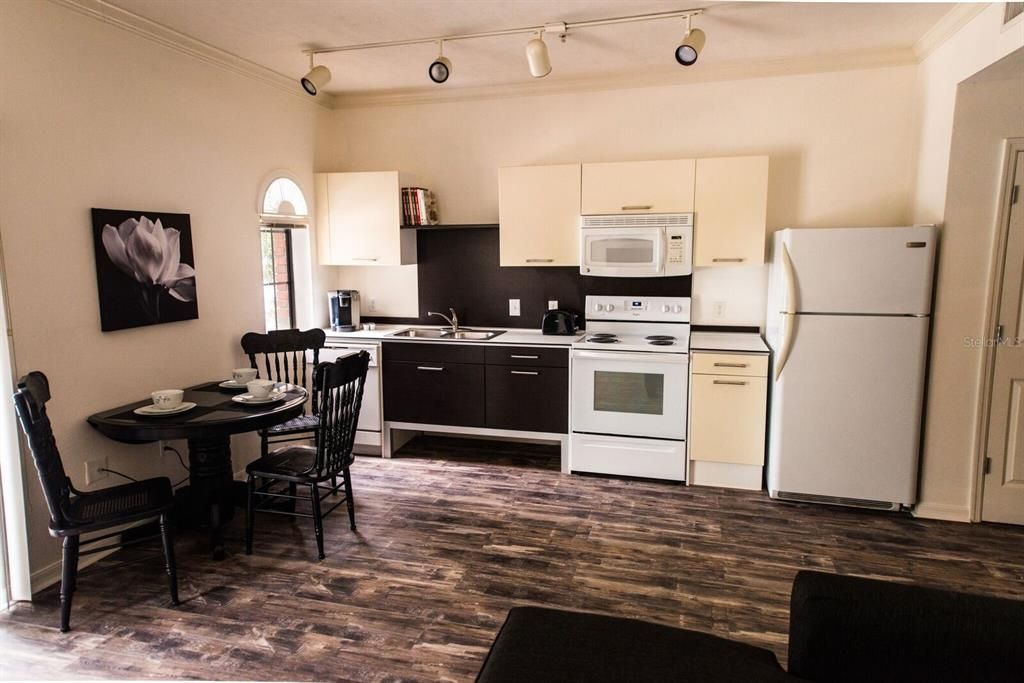 For Sale: $179,000 (1 beds, 1 baths, 677 Square Feet)