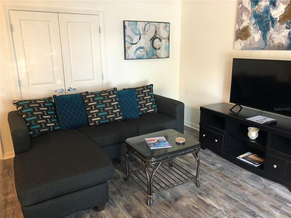 For Sale: $179,000 (1 beds, 1 baths, 677 Square Feet)