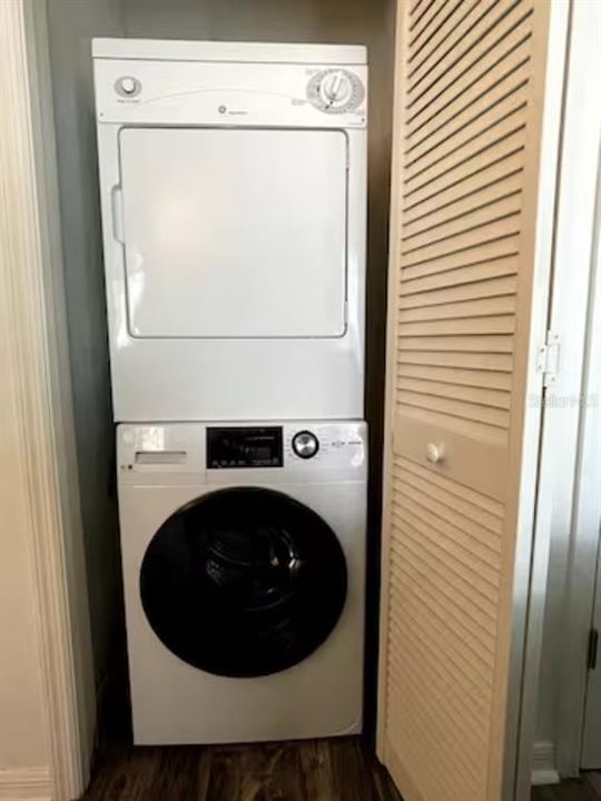 For Sale: $179,000 (1 beds, 1 baths, 677 Square Feet)