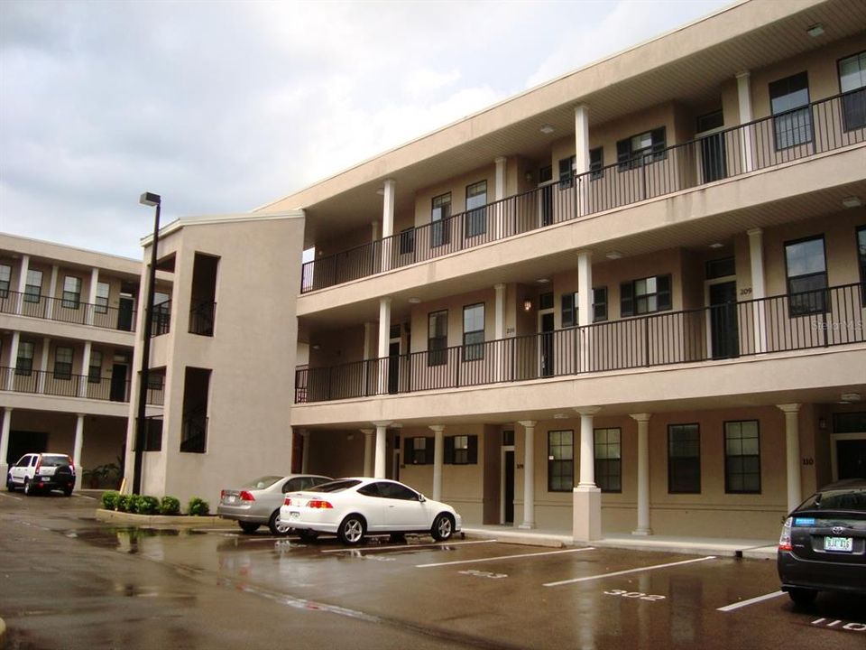 For Sale: $179,000 (1 beds, 1 baths, 677 Square Feet)