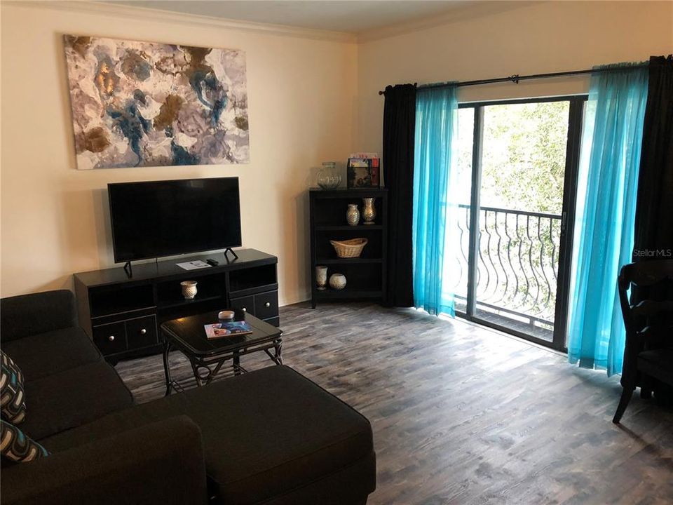 For Sale: $179,000 (1 beds, 1 baths, 677 Square Feet)