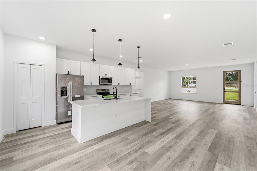 Activo con contrato: $314,900 (4 camas, 2 baños, 1774 Pies cuadrados)