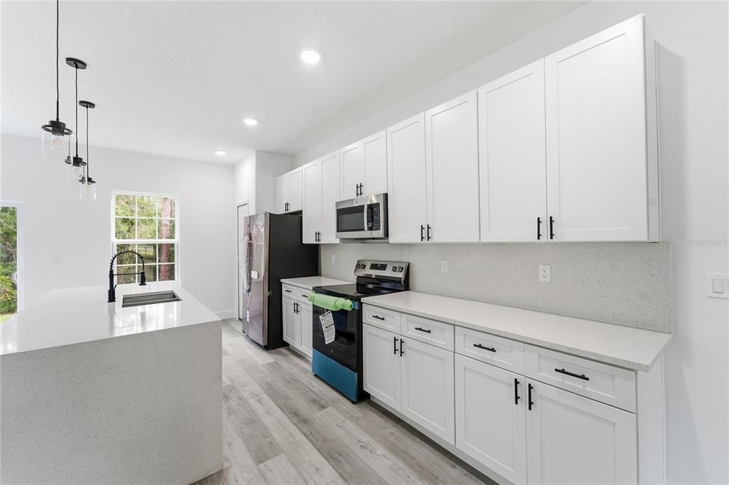 Activo con contrato: $314,900 (4 camas, 2 baños, 1774 Pies cuadrados)