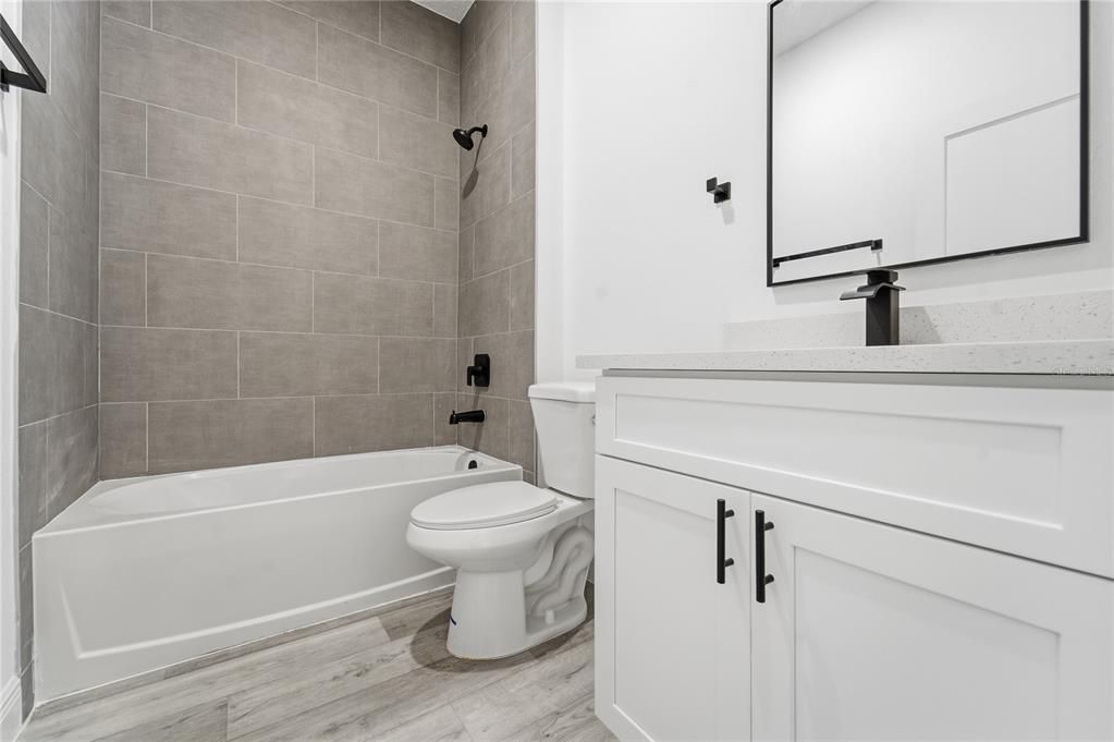 Activo con contrato: $314,900 (4 camas, 2 baños, 1774 Pies cuadrados)